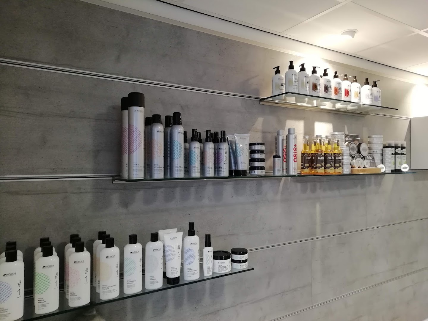 Wand met haarverzorgingsproducten in de salon