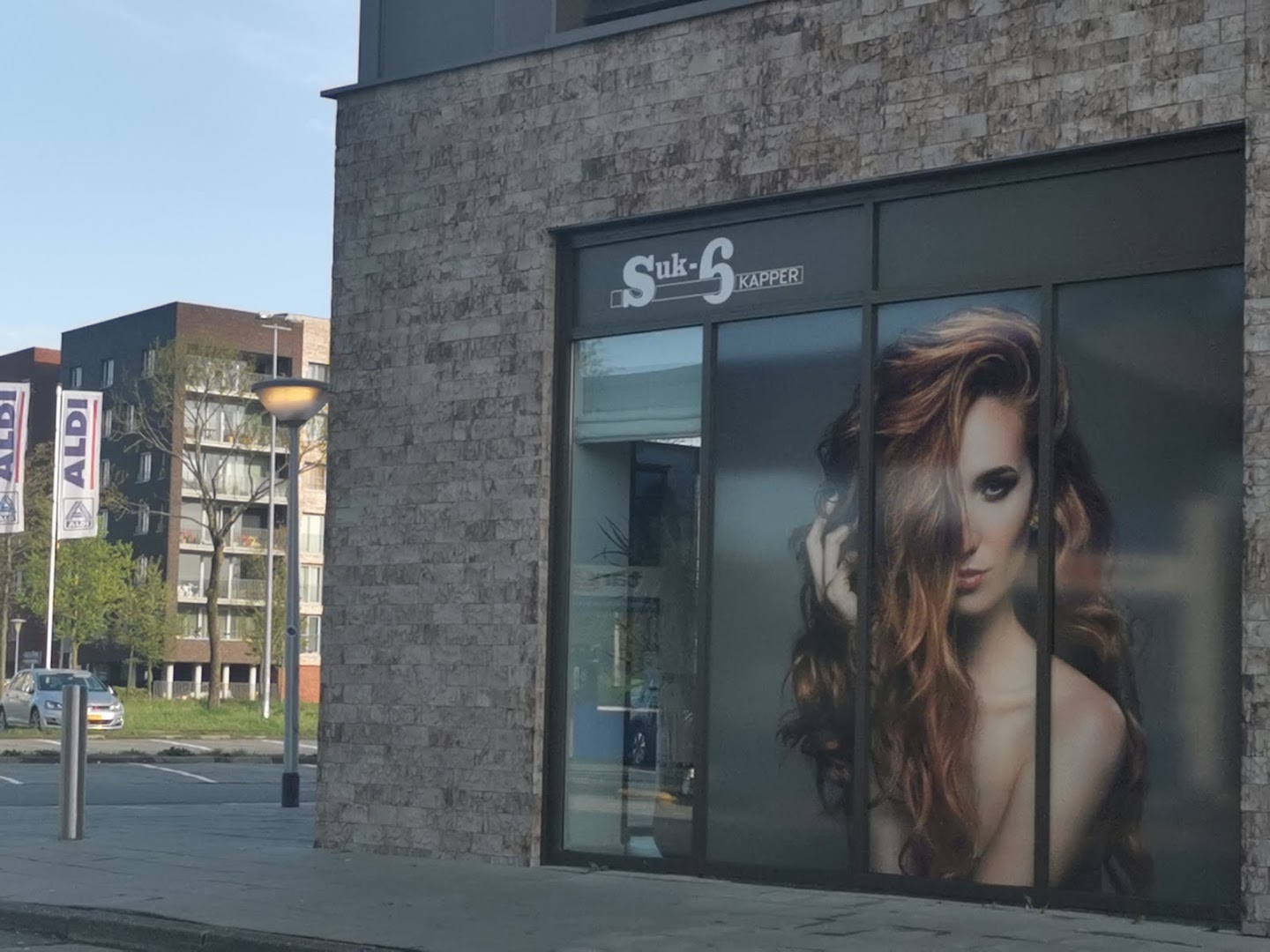 Buitenkant van de salon aan de Tijnjedijk
