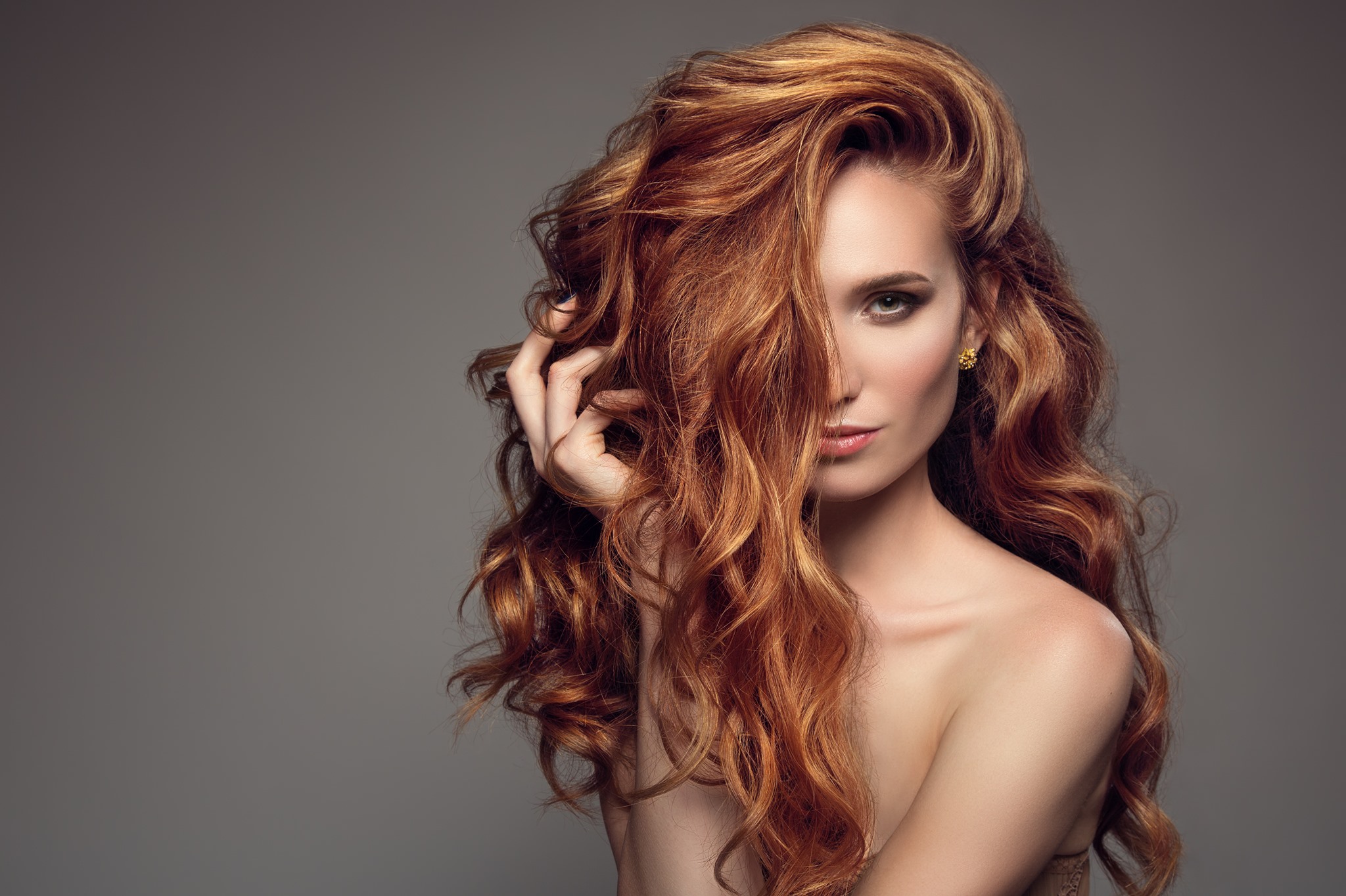 Model met lang rood haar, gefotografeerd voor Suk-6 Kapper
