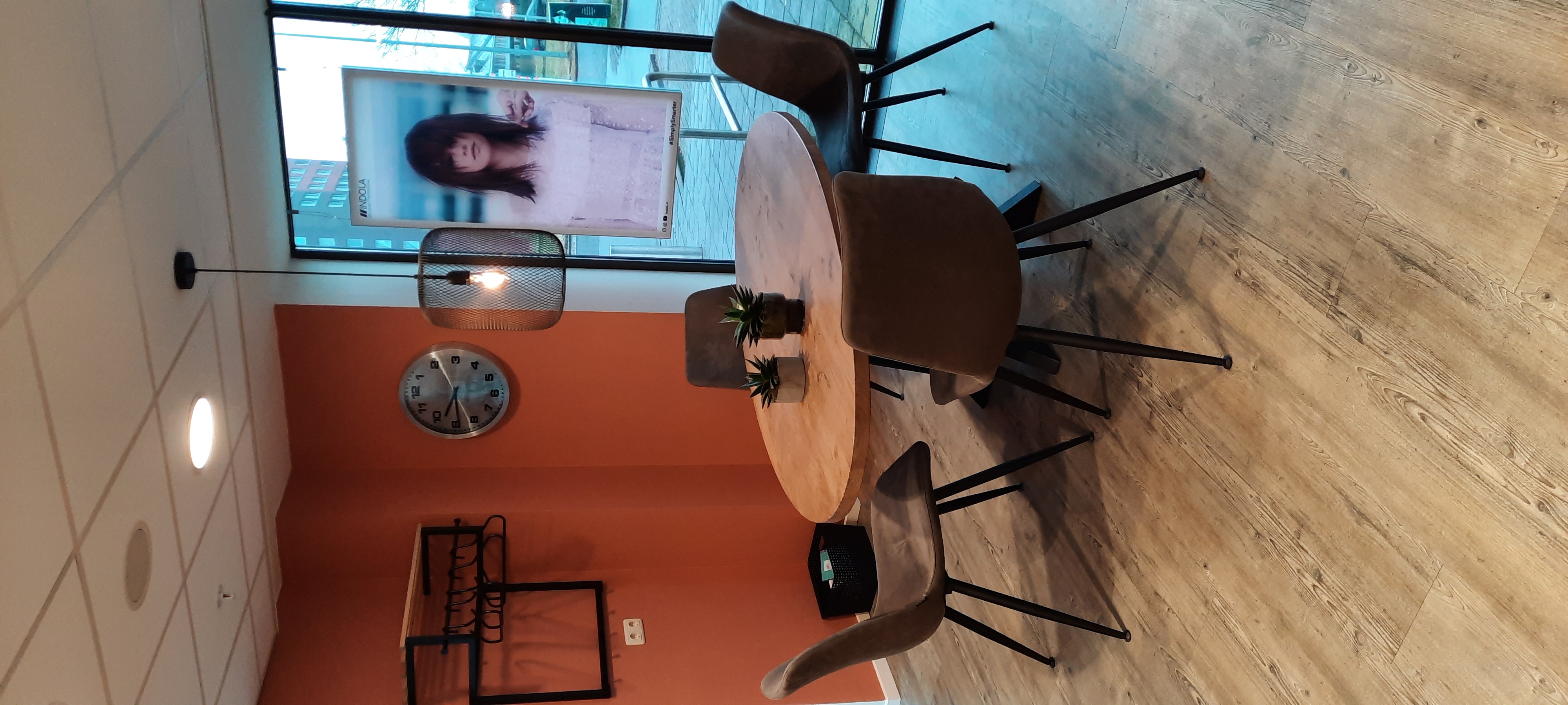 Zithoek bij het raam in de salon