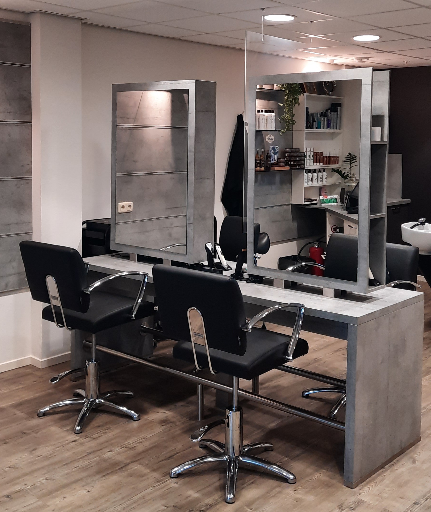 Kappersstoelen en werkplekken in Suk-6 Kapper